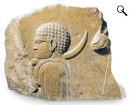 111) Relieve mural: un etíope portando un colmillo de elefante