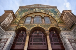 Mezquita de Damasco. Una fachada con frontón