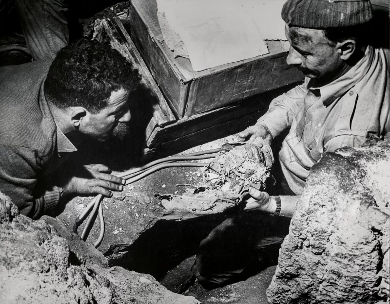 El arqueólogo israelí Yigael Yadin durante la excavación de la Cueva de las Cartas, en el desierto de Judea, entre los años 1955 y 1959. Foto: Bridgeman / ACI.