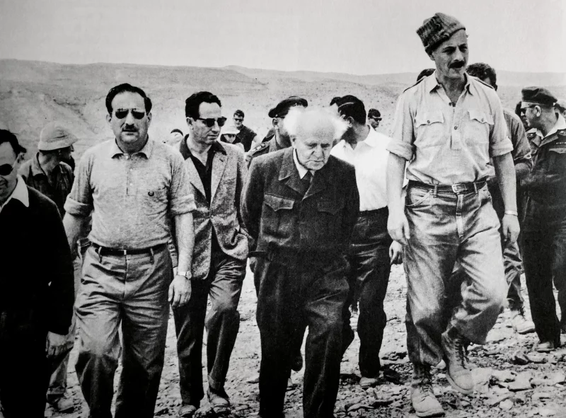 Visita oficial. Pionero del sionismo a la vez que arqueólogo, Yigael Yadin veía en Masada un lugar sagrado para el Estado israelí: «Masada representa para nosotros en Israel, y para muchos en otros lugares, tanto arqueólogos como legos, un símbolo de coraje, un monumento de nuestras grandes figuras nacionales, héroes que eligieron la muerte antes que una vida de servidumbre». En la fotografía, Yadin (a la derecha) acompaña a David Ben Gurion, primer ministro de Israel en dos etapas entre 1948 y 1963, en una visita a Masada. Foto: Alamy / ACI.