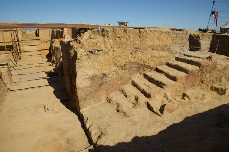 Los arqueólogos también han destapado una nueva escalera. El edificio de Casas del Turuñuelo es el único de época tartésica que conserva las dos plantas en todo el Mediterráneo occidental.
