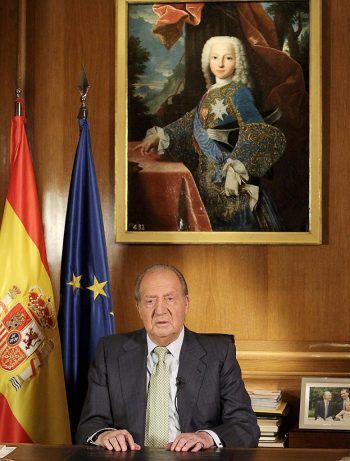 Retrato. Don Juan Carlos compareció ayer bajo el cuadro de Felipe I de Parma (1720-1765), infante de España como hijo de Felipe V, el primer Borbón español, y fundador de la dinastía Borbón-Parma.