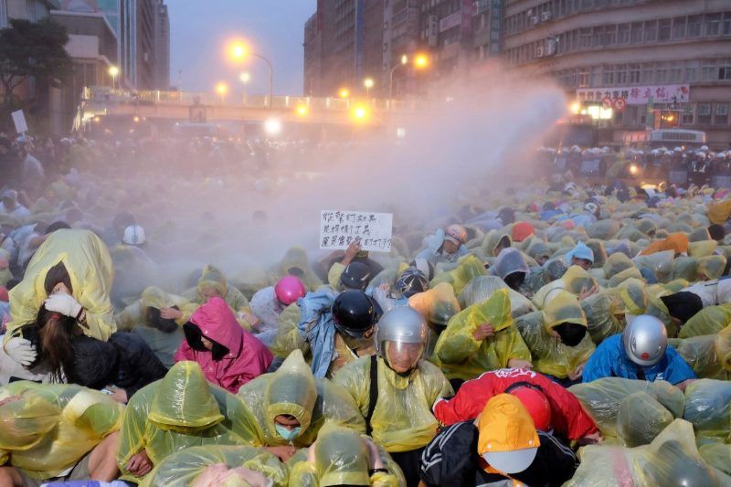 Police use a water cannon to disperse demonstrators protesting the construction of a fourth nuclear plant, in front of Taipei Railway station in Taipei April 28, 2014. (Stringer/Taiwan/Reuters)