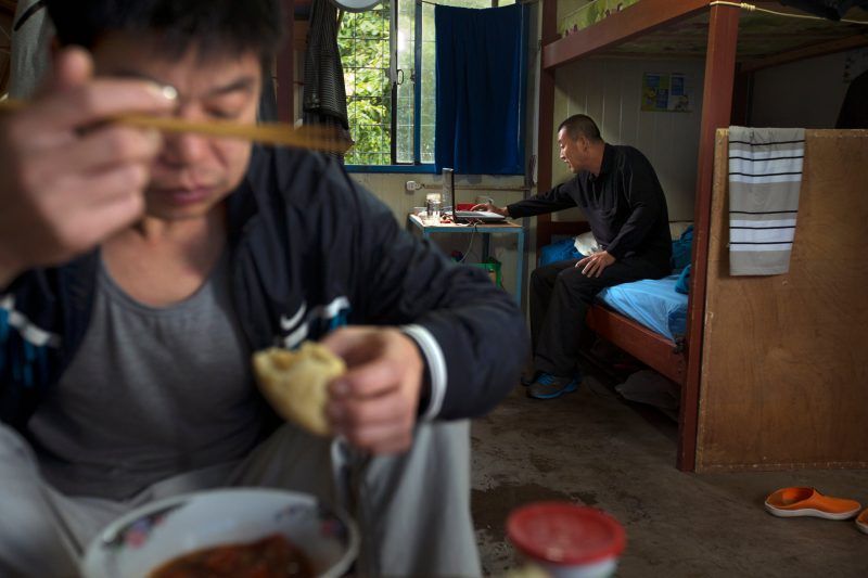Hombres chinos en su habitación en el campamento de trabajadores en Ecuador para el proyecto hidroeléctrico de Coca Codo Sinclair. Credit Ivan Kashinsky para The New York Times.
