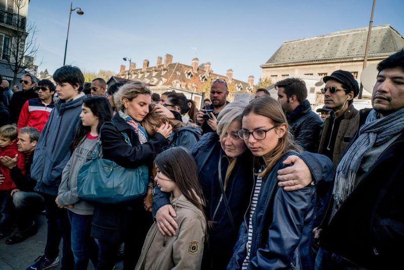 Un rassemblement dimanche devant Le Carillon, en hommage aux victimes. Credit Tomas Munita for The New York Times