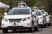 Des voitures équipées du système de conduite autonome de Google, en septembre 2015. Photo Elijah Nouvelage. Reuters