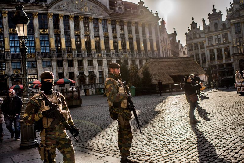 Soldados en la Grand Place, la plaza central de Bruselas. Credit Tomas Munita para The New York Times 