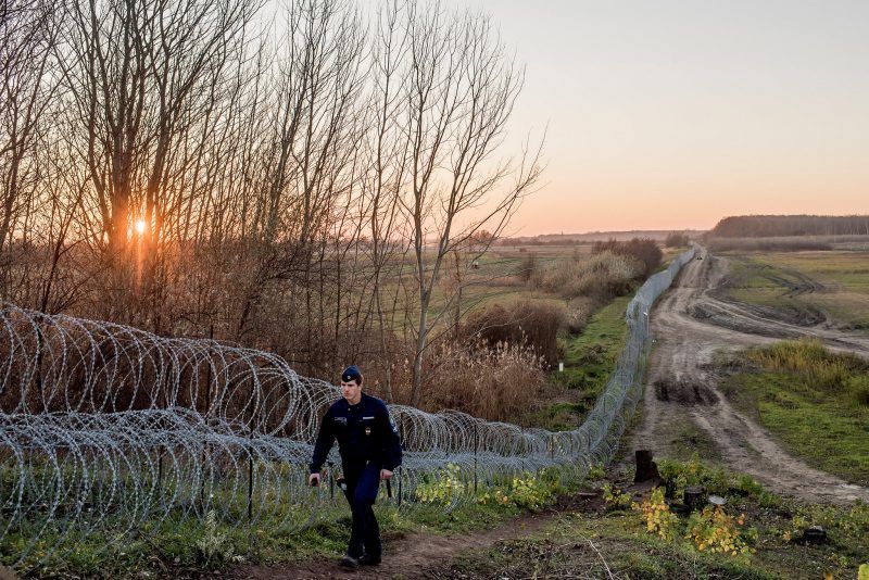 Un oficial de policía húngaro patrulla la frontera con Serbia, donde se erigió una cerca para evitar el flujo de inmigrantes. Credit Tomas Munita para The New York Times
