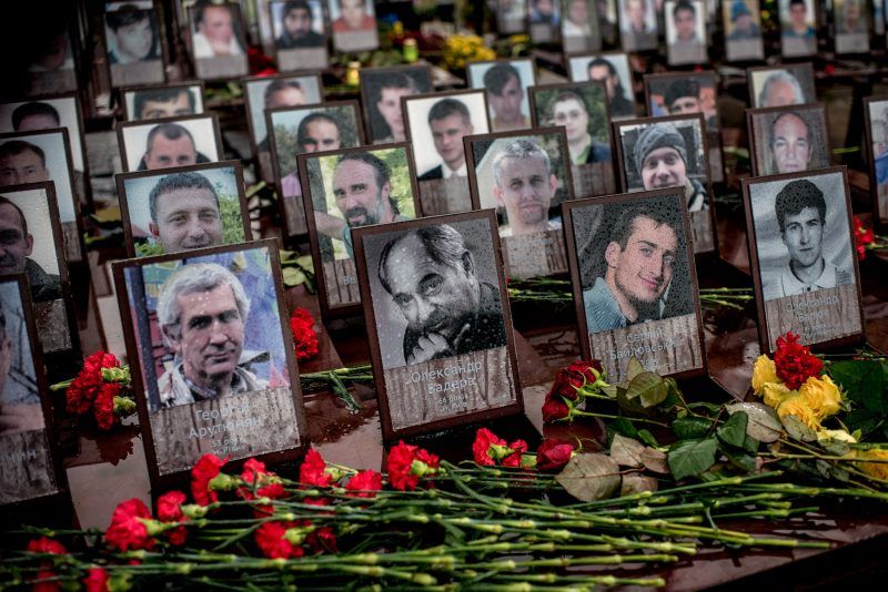 Un memorial para los muertos en las manifestaciones de Kiev, Ucrania. Credit Tomas Munita para The New York Times