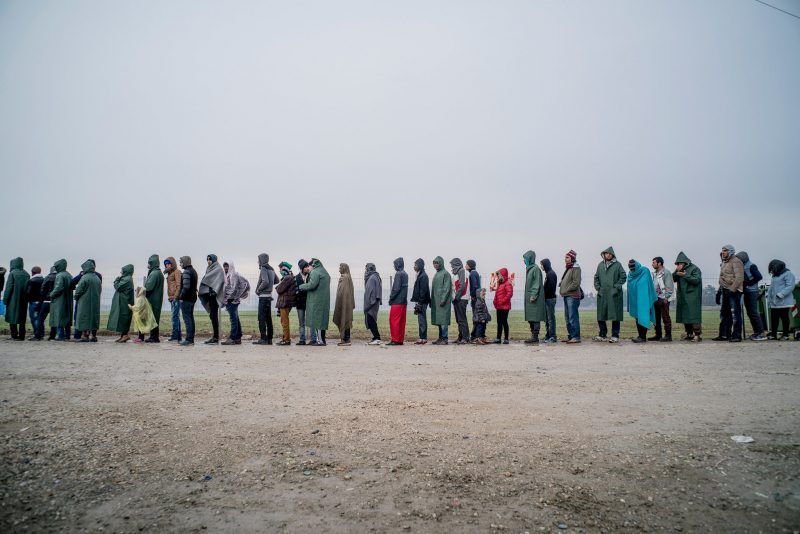 Migrantes de Siria, Iraq y Afganistán haciendo fila para recibir alimentos en Grecia. Credit Tomas Munita para The New York Times 