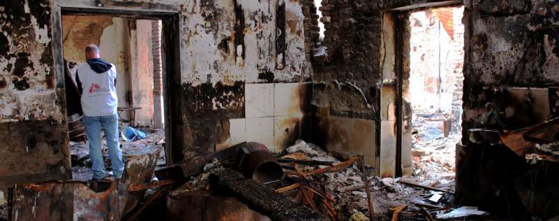 Médecins sans frontières (MSF) dans un de ses hôpitaux dévastés au mépris des accords internationaux. © AFP / NAJIM RAHIM
