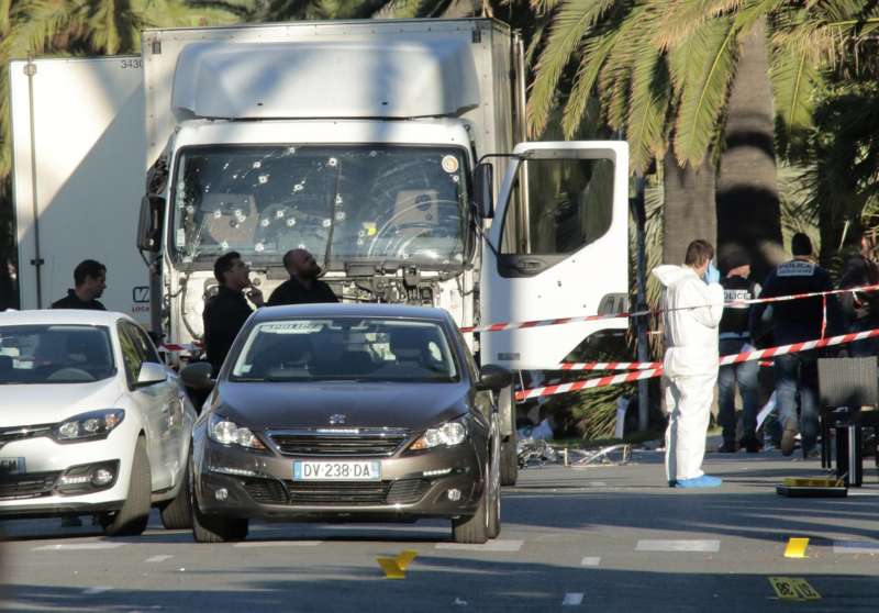 Policías en el escenario del ataque terrorista del 14 de julio en Niza. P. Aventurier (Getty Images)