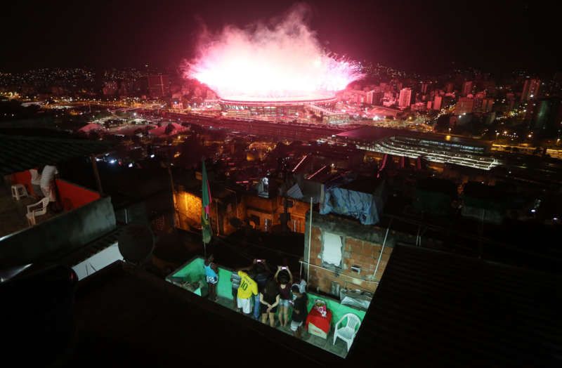  Los habitantes de Mangueira, una favela en Río de Janeiro, observaron la ceremonia de inauguración de las olimpiadas desde los techos de sus casas. Credit Mario Tama/Getty Images 