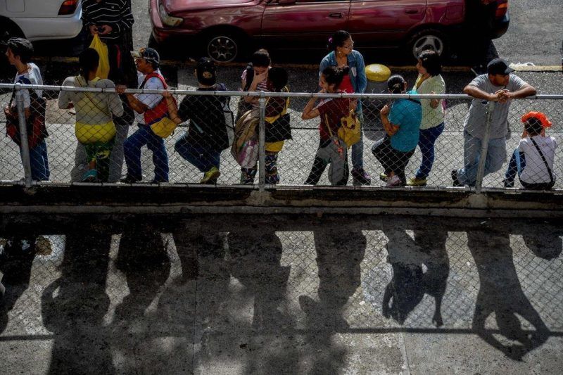 Una cola de gente que espera para comprar comida y bienes de primera necesidad fuera de un supermercado en Caracas el 4 de agosto de 2016. Venezuela, que una vez se benefició de la abundancia de petróleo, atraviesa una severa crisis económica con escasez de alimentos, medicamentos y productos básicos. Federico Parra/Agence France-Presse — Getty Images