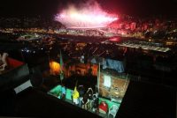 Varios habitantes de una favela observan desde la distancia la ceremonia de clausura de los Juegos Olímpicos de Río el 21 de agosto de 2016. Mario Tama/Getty Images