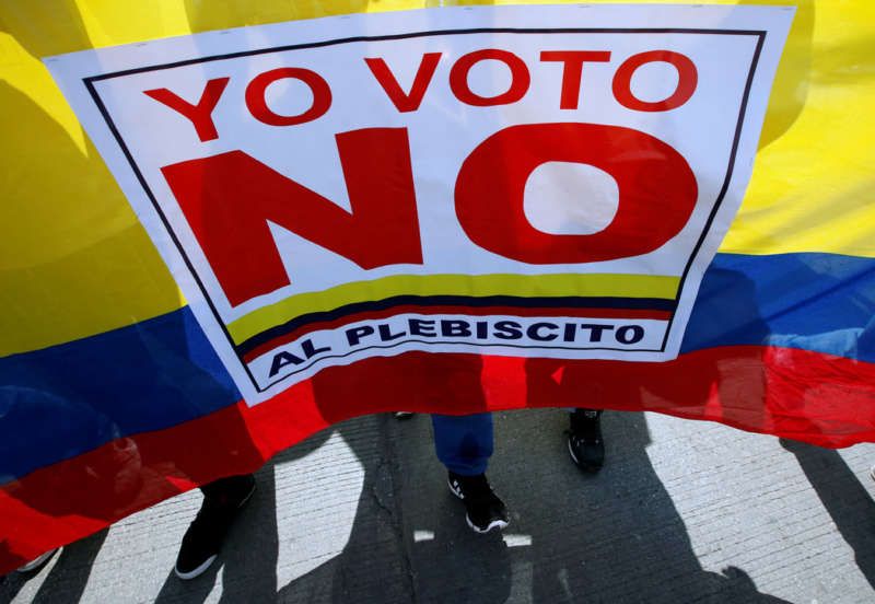 Manifestantes que se oponen al acuerdo entre el gobierno colombiano y las Farc marcharon en Cartagena el 26 de septiembre de 2016, día de la firma de la paz. John Vizcaino/Reuters
