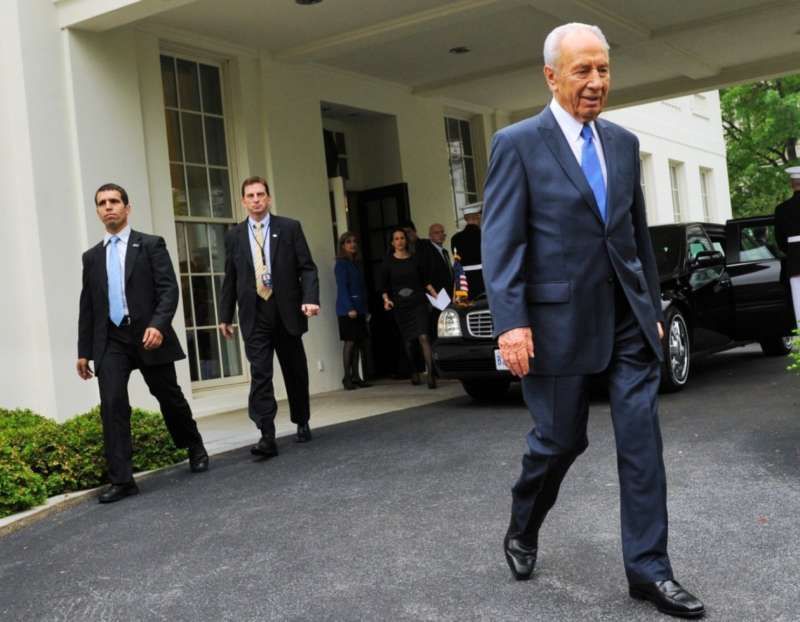 Shimon Peres departs the White House after meeting with President Obama in the Oval Office in Washington in 2009.