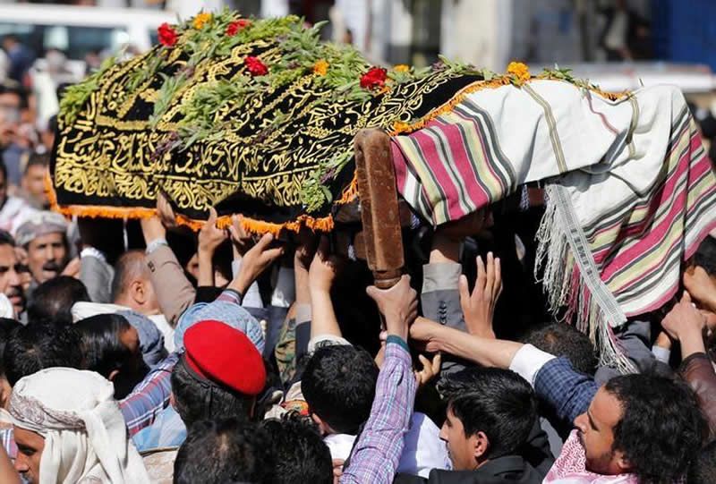 Mourners carry the coffin of Abdul Qader Helal, the mayor of Sanaa, the capital of Yemen, who was killed by an apparent Saudi-led air strike that ripped through a wake attended by some of the country's top political and security officials in Sanaa, October 10, 2016. REUTERS/Khaled Abdullah