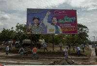 Une affiche à la gloire de Daniel Ortega et de sa femme, Rosario Murillo, à Managua, le 30 juillet. Photo Jorge Torres. Sipa.