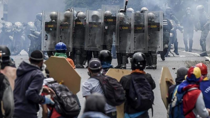 Opposition activists and riot police clash during a protest against Venezuelan President Nicolas Maduro, in Caracas on May 3, 2017. JUAN BARRETO / AFP