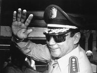 En esta foto del 31 de agosto de 1989, el general Manuel Antonio Noriega saluda a un grupo de periodistas después de una reunión de Consejo de Estado en el palacio de gobierno de Panamá, en la cual anunció el nuevo presidente de su país. Credit Matias Recart/Associated Press