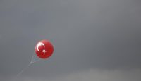 A balloon floats away from a 'Yes' rally for constitutional change on 8 April in Istanbul. Photo: Getty Images.