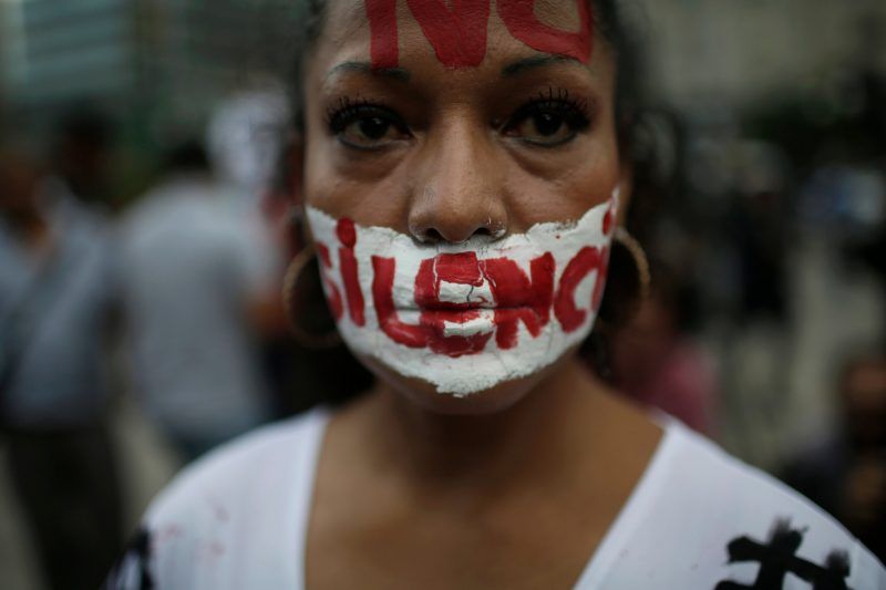 Una mujer durante una manifestación contra la violencia hacia los periodistas en México, en junio Credit Miguel Tovar/LatinContent, vía Getty Images
