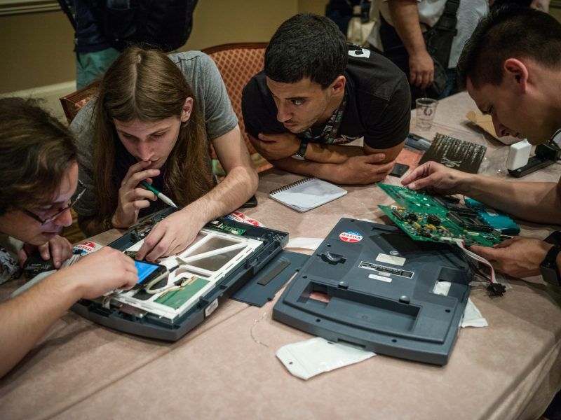 En la sesión más discutida en Def Con, a los hackers se les permitió manipular una serie de máquinas de voto electrónico. Credit Mark Ovaska para The New York Times