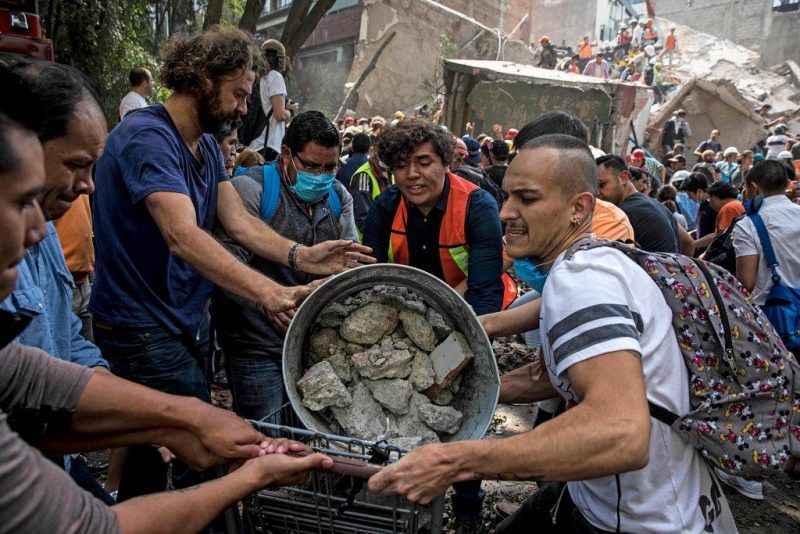 Volunteers clearing away rubble in Mexico City on Tuesday in the wake of a 7.1 magnitude earthquake. Credit Adriana Zehbrauskas for The New York Times