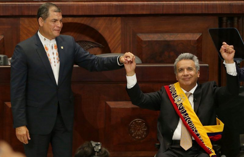 Durante su toma de posesión, el 24 de mayo de 2017, el presidente entrante Lenín Moreno, a la derecha, sostiene la mano del expresidente Rafael Correa. Credit Dolores Ochoa/Associated Press
