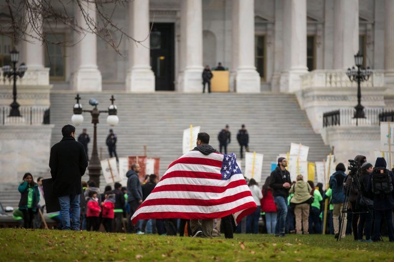 Manifestantes afuera del Capitolio a principios de este mes Credit Al Drago para The New York Times