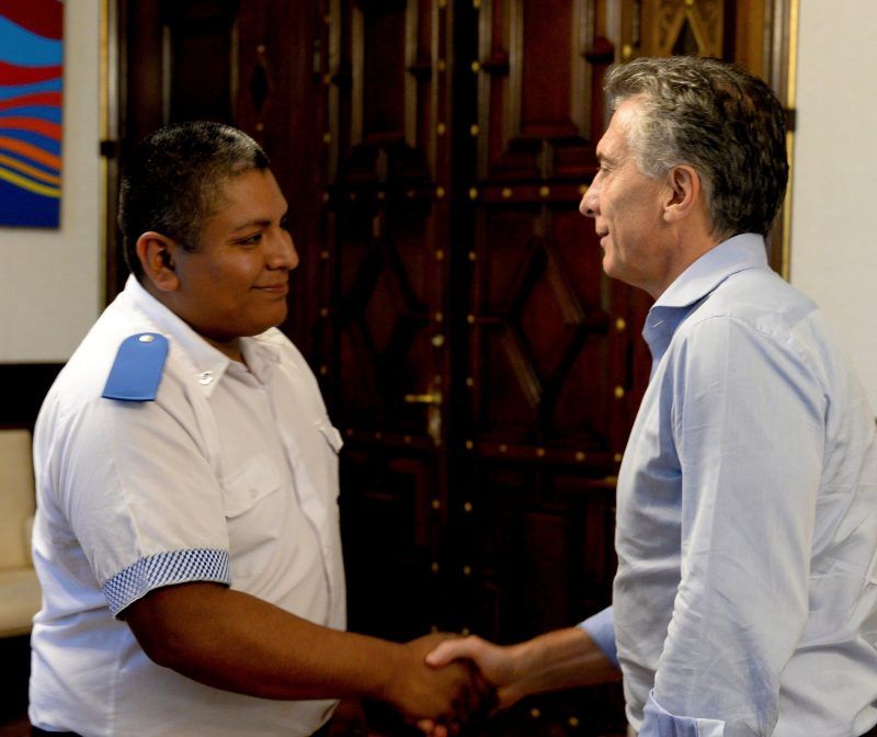  El 1 de febrero, el presidente de Argentina recibió en la Casa Rosada al policía Luis Chocobar. Credit Presidencia de Argentina vía Associated Press 