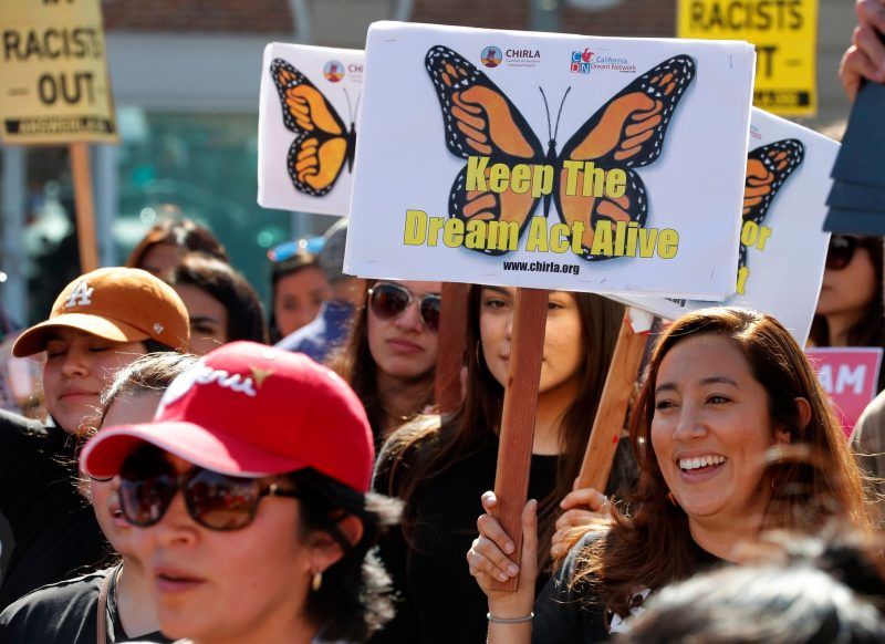 El 3 de febrero cientos de personas se unieron en Los Ángeles a los "dreamers" para pedir por la continuidad del programa DACA. Credit Mike Nelson/European Pressphoto Agency