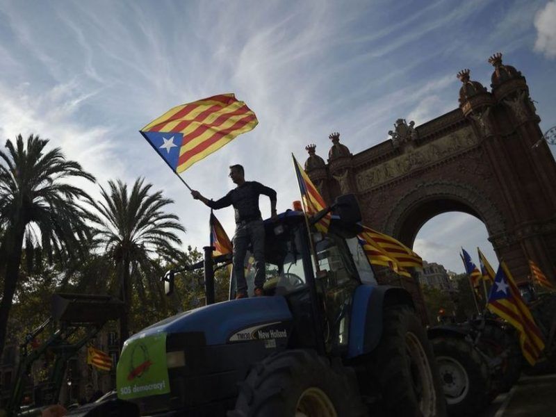 Los tractores independentistas, bajo el Arco del Triunfo barcelonés. Iván Alvarado - Reuters - Barcelona