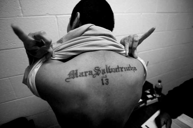  Un miembro de la MS-13 muestra su tatuaje y las señas de su pandilla, en 2006 Credit Robert Nickelsberg/Getty Images 
