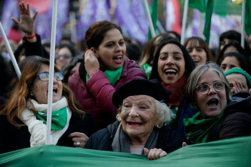 Nelly Minyersky, al centro, quien se considera una feminista de 90 años, celebra con otras mujeres la aprobación en la Cámara de Diputados en Argentina del proyecto de ley que despenaliza el aborto. Credit Jorge Sáenz/Associated Press