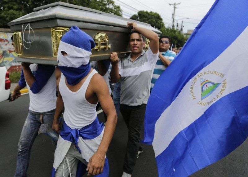 Amigos y familiares cargan el féretro de Gerald Vasquez, un estudiante de la Universidad Nacional Autónoma que murió el sábado durante enfrentamientos con la policía y fuerzas paramilitares en Managua. (AFP/Getty Images)