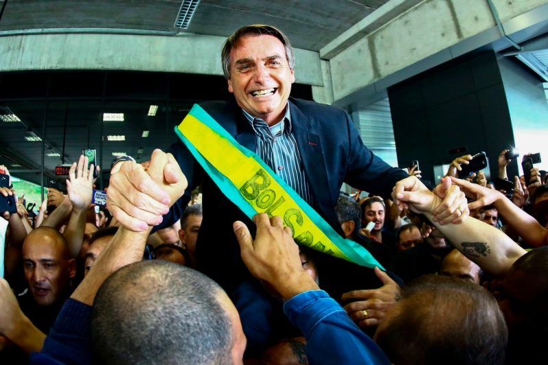 Jair Bolsonaro, candidato a la presidencia de Brasil, es recibido por sus seguidores en el aeropuerto Afonso Pena en Curitiba el 28 de marzo de 2018. Credit Heuler Andrey/Agence France-Presse — Getty Images