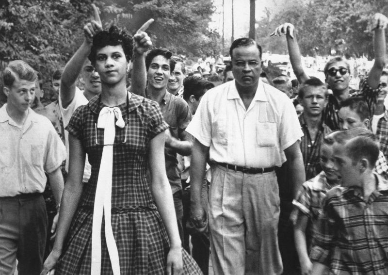 Dorothy Counts, harcelée par des camarades de classe à la sortie du lycée Harding à Charlotte en Caroline du nord, le 4 septembre 1957.. Image: Douglas Martin/AP