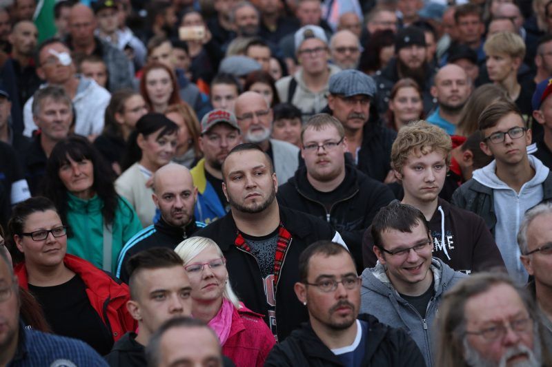 Manifestantes de derecha reunidos en Chemnitz, Alemania, después del presunto asesinato de un hombre alemán a manos de refugiados. Credit Sean Gallup/Getty Images