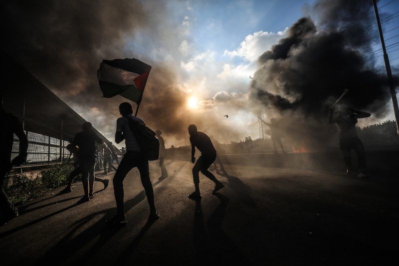 Palestinos lanzaron piedras en respuesta a la intervención de las fuerzas israelíes durante un mitin antiocupación cerca de la Franja de Gaza el 18 de septiembre. crédito Mustafa Hassona/Anadolu Agency, vía Getty Images