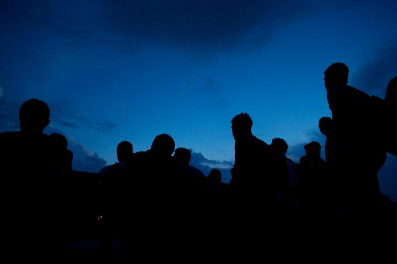 Migrantes centroamericanos esperando en las vías, con la esperanza de subirse a un tren de carga que se dirija hacia el norte a través de México, en junio. Credit Rebecca Blackwell/Associated Press