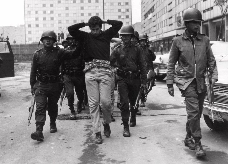 El 3 de octubre de 1986, miembros del Ejército mexicano custodian a un manifestante arrestado después de la matanza en Tlatelolco. Credit AP Photo