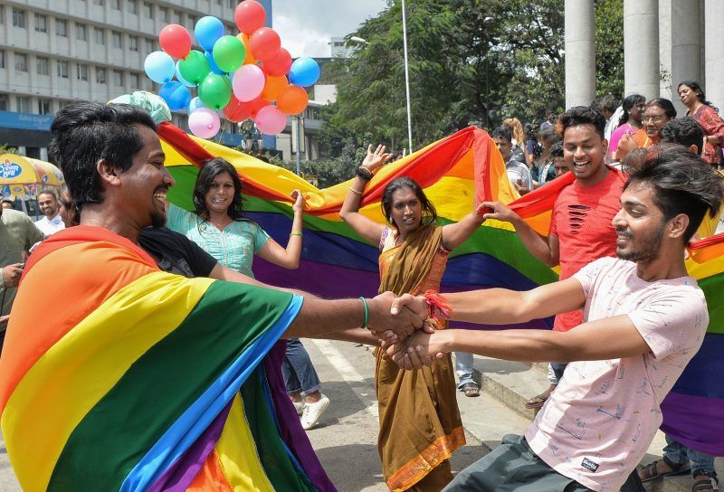 Personas en Bangalore celebran la decisión de la Corte Suprema de derogar una prohibición de la era colonial al sexo homosexual, la cual había sido usada para extorsionar, acosar y atacar sexualmente a indios de la comunidad LGBT. Credit Manjunath Kiran/Agence France-Presse — Getty Images