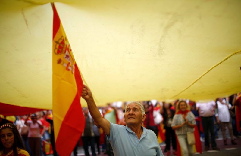 Un hombre ondea la bandera española durante la marcha por el Día de la Hispanidad, el 12 de octubre de 2018. Credit Manu Fernández/Associated Press