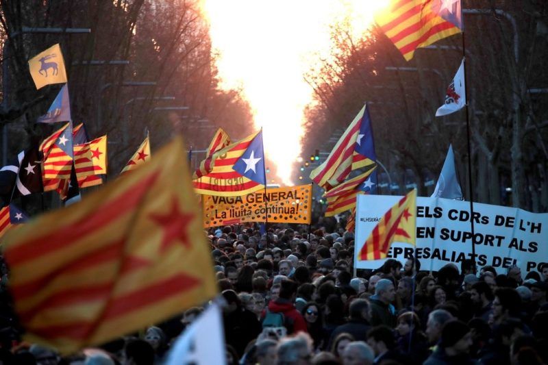 Un grupo de personas se reunió en febrero en Barcelona para protestar por el juicio al "procés" catalán. Credit Marta Pérez/EPA vía Shutterstock