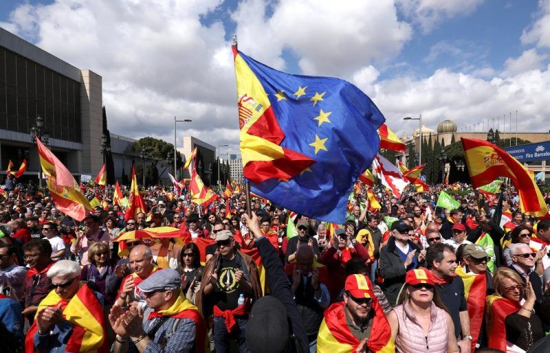 Las banderas de España y la Unión Europea en una marcha a favor de Vox, el partido de extrema derecha español, el 30 de marzo de 2019. Credit Sergio Pérez/Reuters