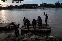 Algunas personas usan cruzan de Guatemala a México sin autorización por el río Suchiate. Quetzalli Blanco/Agence France-Presse — Getty Images