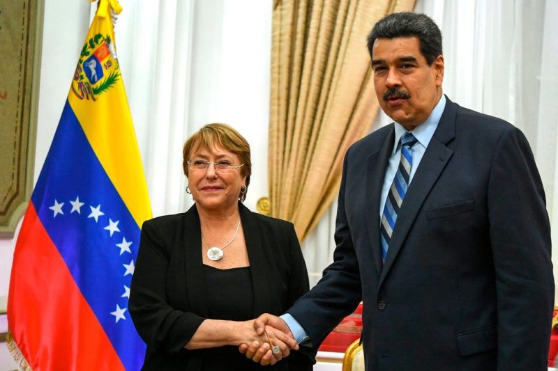 Michelle Bachelet, la alta comisionada para los Derechos Humanos de las Naciones Unidas, saluda a Nicolás Maduro, el presidente de Venezuela, en el Palacio de Miraflores el 21 de junio de 2019. Credit Yuri Cortez/Agence France-Presse — Getty Images