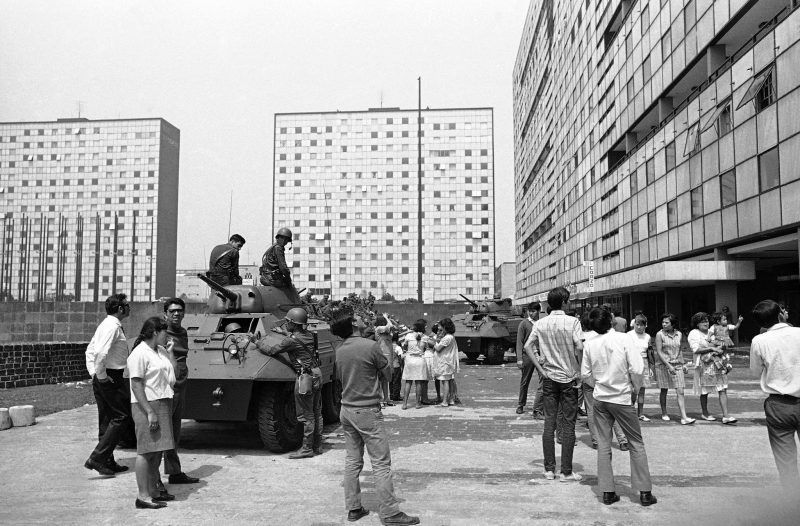 Tanques del ejército mexicano resguardan Tlatelolco el 03/10/68. Credit Jesús Díaz/Associated Press